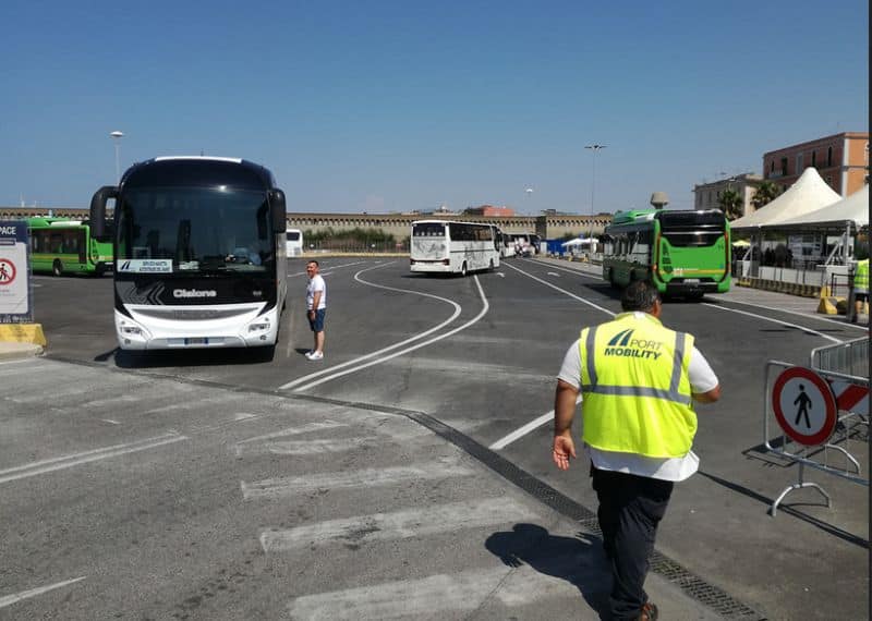 Shuttebusse am Servicecenter Largo della Pace