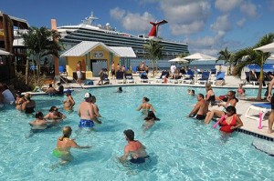 Strand und Pool im Cruise Center