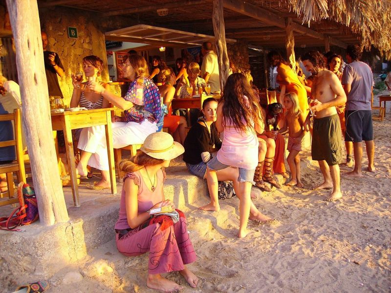 Strandbar zum Sonnenuntergang auf Ibiza