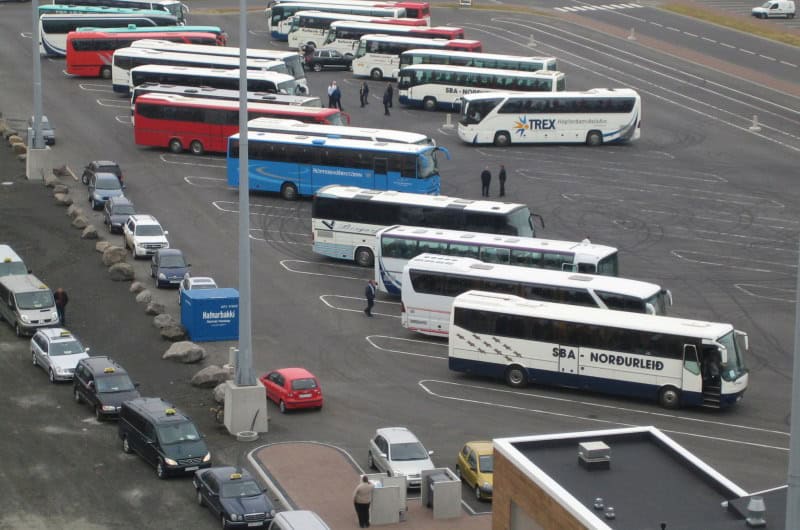 Taxis und Auflugsbusse am Liegeplatz Skarfabakki