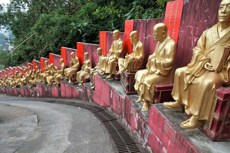 Goldene Buddhas in der Ten Thousand Buddhas Monastery in Hongkong