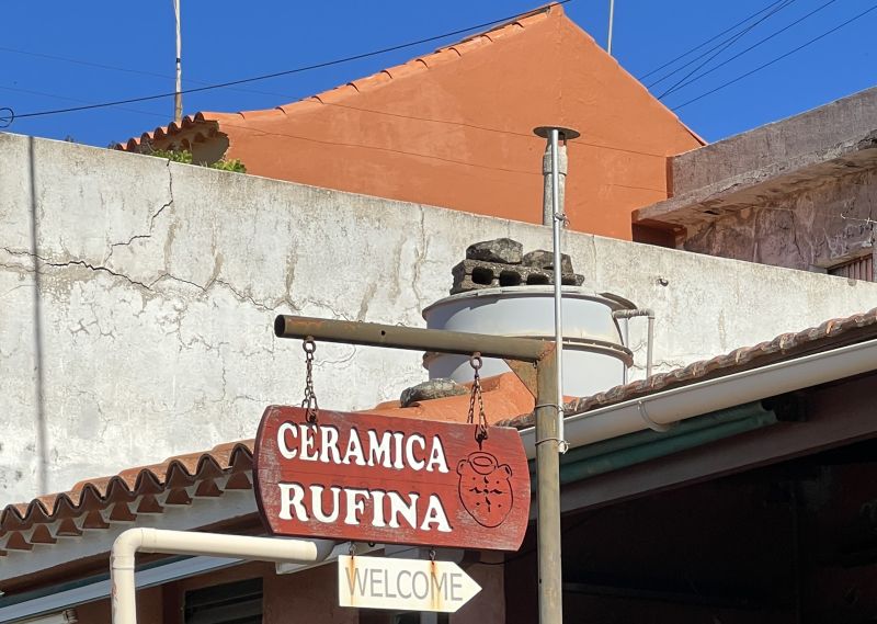 Ein Schild weißt den Weg zu einem Keramikladen im Töpferdorf El Cercado auf La Gomera