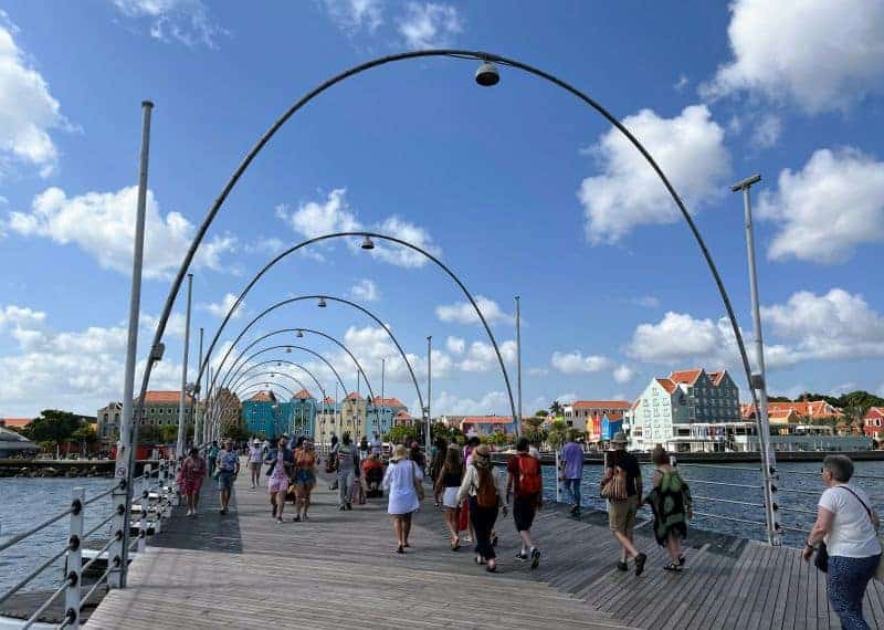 Unterwegs auf der Königin-Emma-Brücke in Willemstad