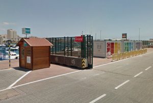 Verleihcontainer und Taxihäuschen