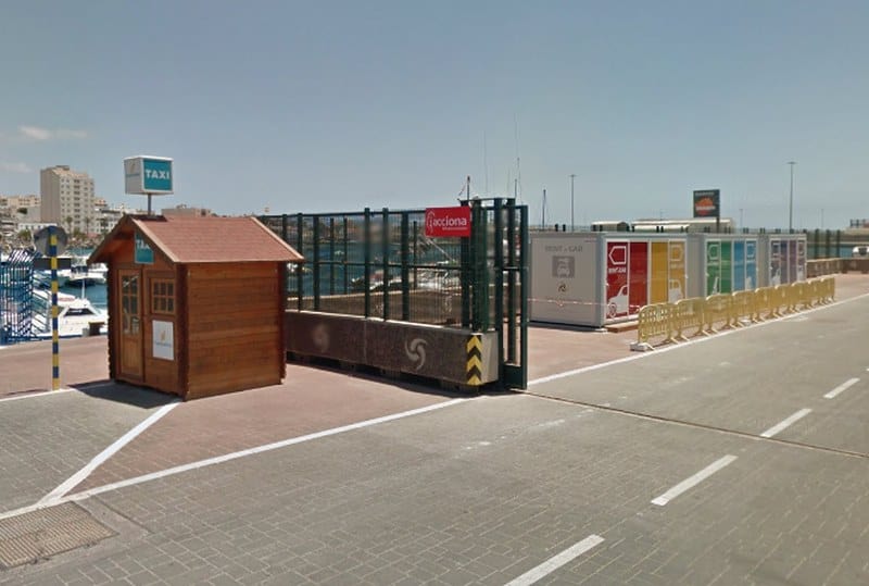 Verleihcontainer und Taxihäuschen