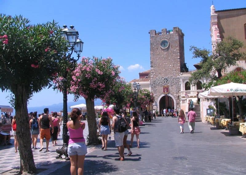 Vom Hauptplatz hat man einen fantastischen Blick auf das Meer