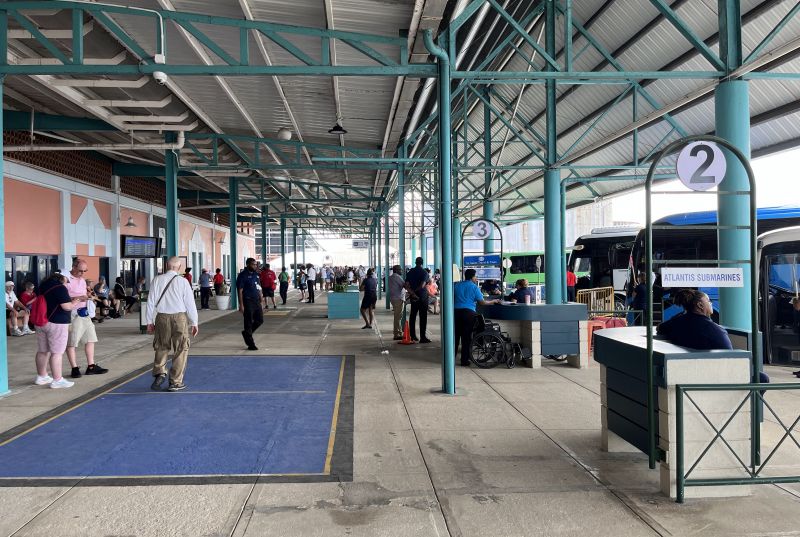 Vor dem Barbados Cruise Terminal warten die Ausflugsbusse und Taxis