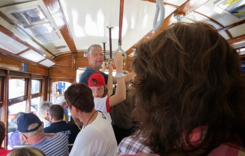 Vorsicht vor Taschendieben in der historischen Straßenbahn