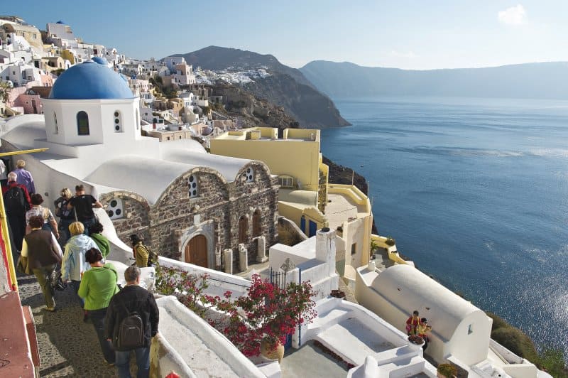 Wandern am Kraterrand sind beliebte Landausflüge auf Santorin