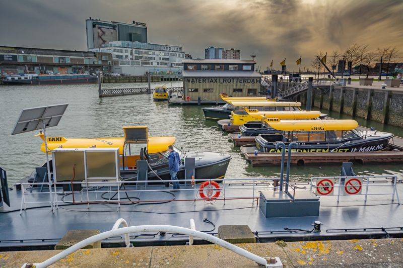 Rotterdam auf eigene Faust mit einem Wassertaxi erkunden