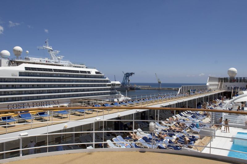 Zwei Kreuzfahrtschiffe am Palermo Cruise Terminal