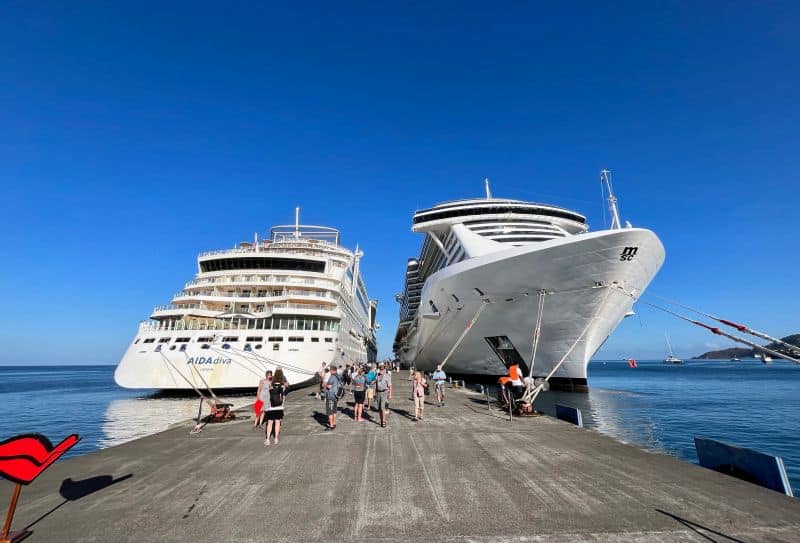 Zwei Kreuzfahrtschiffe können an der Pier von Grenada festmachen