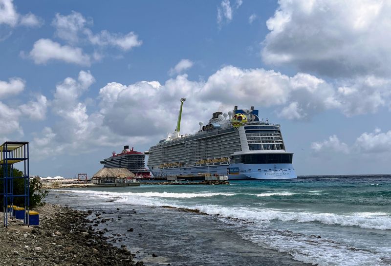 Zwei große Kreuzfahrtschiffel iegen am Mega Pier Cruise Terminal