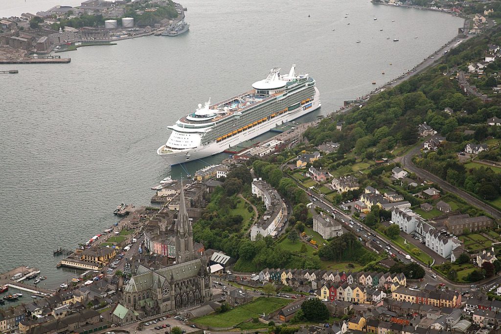 Blick auf Cobh und das Cruise Terminal